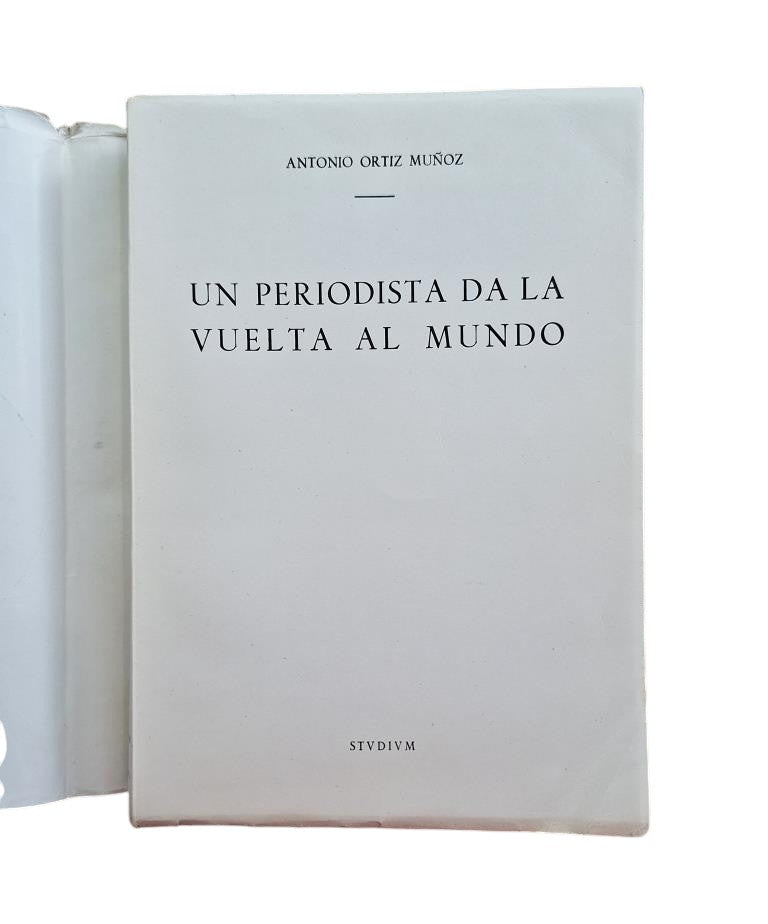 Ortiz Muñoz, Antonio.- A JOURNALIST TRAVELS AROUND THE WORLD (SIGNED)